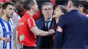 Escándalo, empujones y expulsión en Sevilla: echaron a Matías Almeyda tras un fuerte cruce con el árbitro