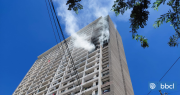Incendio en edificio residencial de Estación Central afectó a dos departamentos