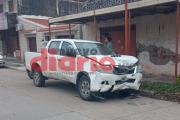 Manejaba borracho una Hilux y chocó contra un auto estacionado