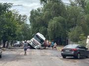 Cámara testigo: se hundió una calle en Maipú y se tragó a un camión