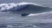 VIDEO DRAMÁTICO: Gigantesca ola volcó lancha con una familia, surfistas evitaron la tragedia