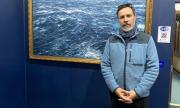 Tras décadas, pintor magallánico Franco Salas Bórquez regresa a Punta Arenas para ver una de sus obras en el Museo Naval y Marítimo