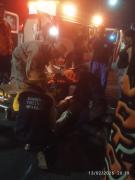 Colisión frontal entre una moto y un carro dejó dos lesionados