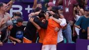 Tenista sudamericano conmovió al público local tras ganar por primera vez el torneo más importante de su país