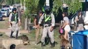 Insultos y pedreas a la Policía en Piedras Blancas: efectivo mordido por un perro, mujer detenida y moto incautada
