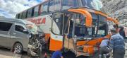 Colisión entre bus y minibús en la ruta Sucre