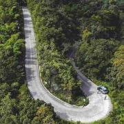 Vehículo de excursión cae al vacío en la vía a Ocumare: Qué pasó