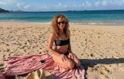 No pasa el tiempo: Jennifer Grey deslumbra en bikini a los 65