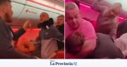 Videos: Violencia en pleno vuelo, una pelea obligó a desviar un avión de Jet2