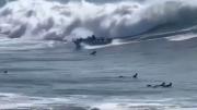 Así caía al agua una familia desde un bote por culpa de una enorme ola: fueron rescatados por surfistas