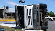 Ruta 1 parcialmente obstruida tras vuelco de camión con cisterna cargada de leche: conductor resultó lesionado