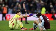 Dibu Martínez intentó salvar al Aston Villa, pero quedó eliminado de la FA Cup