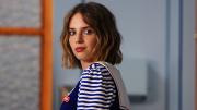 Maya Hawke contrae matrimonio con el músico Christian Lee Hutson rodeada de parte del elenco de Stranger Things