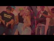 Lalywood presenta “Bluejeaneo”, un perreo alternativo y nostálgico