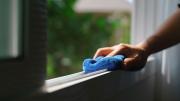 Ni limón, ni bicarbonato: el elemento casero con el que debes frotar los rieles de las ventanas