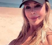 Sin filtros ni ropa Alfano revoleó la bikini y se metió al mar desnuda