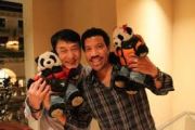 (VIDEO) Lionel Richie y JackieChan cantan en la gala del Festival de la Primavera China 2026