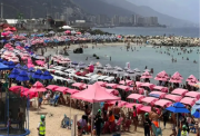 (VIDEO) ¡Y sigue llegando gente a las playas de La Guaira colmadas de temporadistas!