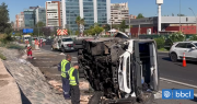 Volcamiento de bus en eje Kennedy de Las Condes deja tres personas lesionadas