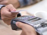 El consumo con tarjeta entró en el freezer: el gasto en pesos cae por las tasas altas, pero el tarjeteo afuera no se detiene