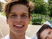 La triste historia del niño del chocolate Kinder: abandono, una niñez solitaria y la faceta drag queen