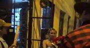 Mujer creyó que le llevaban serenata por San Valentín y terminó arrestada por este motivo