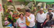 Alcalde de Tarija festeja el Martes de Albahaca en el mercado Central