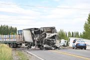 Violento choque en la Ruta 22, a la altura de Cervantes: dos heridos y un camión incendiado