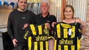 Hinchas de Peñarol transfirieron dinero perdido y el club regaló dos camisetas firmadas a la pareja estafada en venta de panchos