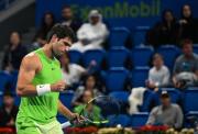 Carlos Alcaraz suma 150 victorias en pista dura y avanza en Doha