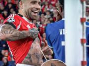 Nicolás Otamendi también se cruzó con Vinicius y le mostró su tatuaje de los trofeos con la Selección Argentina: Las gané yo
