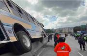 Volcamiento de transporte público en Plaza Venezuela