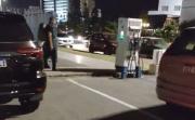 “Lleno de pelotudos”: indignado por autos a nafta estacionados frente a cargador eléctrico