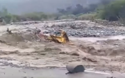 Ica: Crecida del río colapsa carretera y arrastra unidad pesada en Palpa
