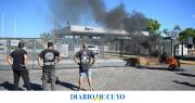 Cierre de Fate: el Gobierno lo atribuye a los sindicatos “extremos” y que es parte de la reconversión industrial