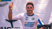 Rutas de América: el campeón nacional Leonel Rodríguez se impuso en el sprint en Santa Lucía, por la tercera etapa, que tuvo caída del líder y cambio en la malla oro