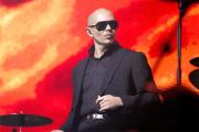 Pitbull intentará batir el récord Guinnes de calvas postizas en su concierto en Londres