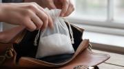 Poner una bolsita con sal gruesa en la cartera: para qué sirve y en qué casos conviene