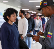 Arribó al país el vuelo 113 con migrantes venezolanos deportados de Miami, Florida