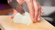 El truco para dorar la cebolla rápidamente y que quede buenísima