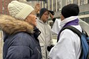 Así recibieron inmigrantes la cruz de ceniza en la sede del ICE de Nueva York por inicio de Cuaresma