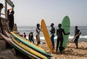 El surf, un aliciente para que las chicas regresen a la escuela en Senegal