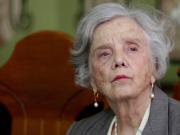 Otra víctima del sepulturero de los famosos: ahora dio por muerta a la escritora mexicana Elena Poniatowska