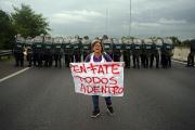 Tensión: trabajadores de Fate cortan Panamericana y se enfrentan a Gendarmería
