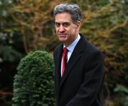 Miliband defiende el acuerdo climático de Newsom tras la reacción negativa de Trump