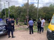 Fotos y videos: hallaron a una mujer muerta en un cauce de Luján e investigan cómo cayó