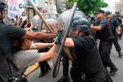 Reforma laboral: la policía y la gendarmería avanzaron sobre los manifestantes para despejar la plaza