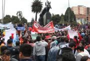 Protesta en Quito contra la ley GAD: manifestantes rodean la Asamblea
