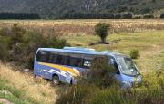Sin lesionados: Bus que presta servicios a minera se sale de la ruta en Villa Mañihuales