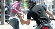 Motochorros encañonaron en la cabeza a una mujer y la arrastraron por la calle para robarle la cartera en Rawson